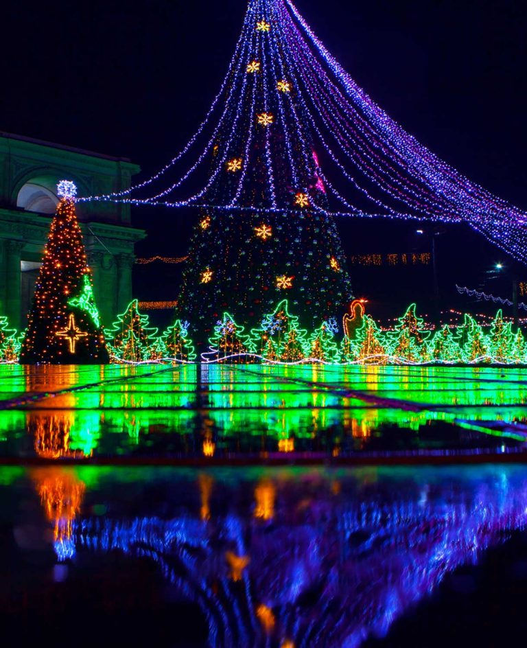 Planning Your Holiday Decor: A Timeline for Christmas Light Installation